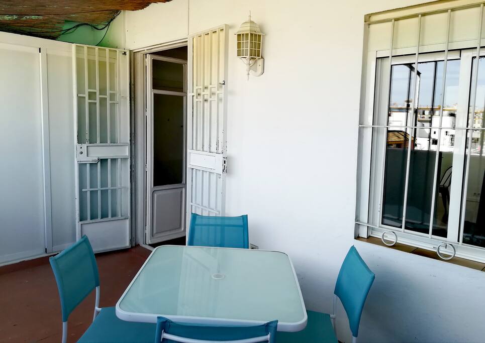Mesas y sillas en terraza