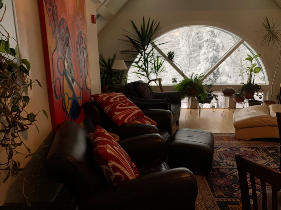 SHARED LOUNGE AREA