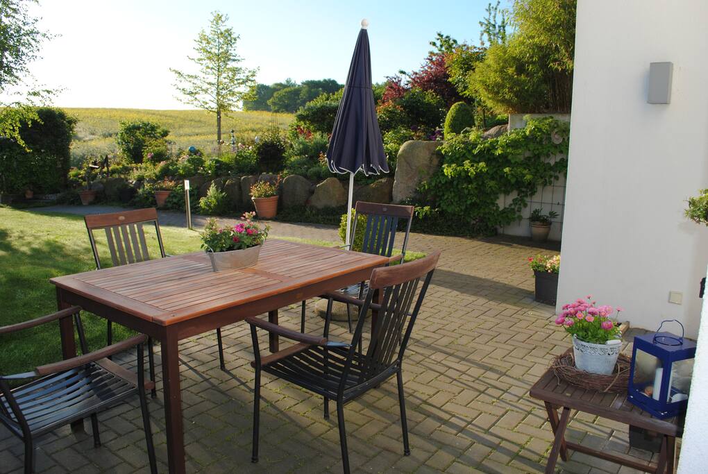 Frühstücksecke mit Blick in den Garten und auf das freie Feld