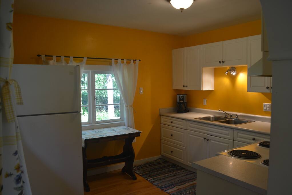 Full kitchen with small library desk