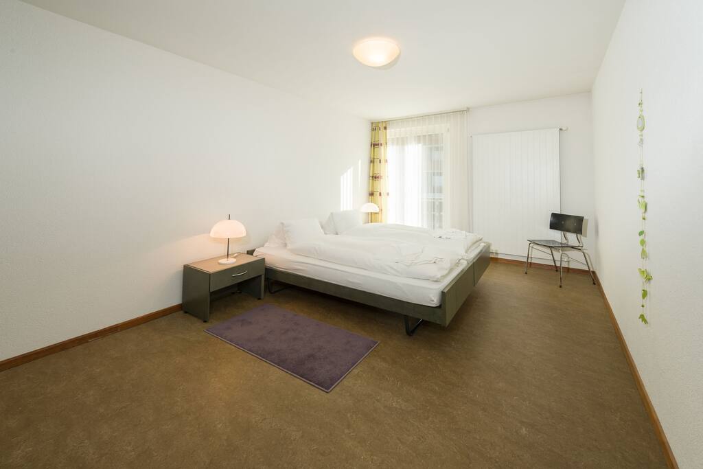 Schlafzimmer mit Doppelbett und grossem Schrank