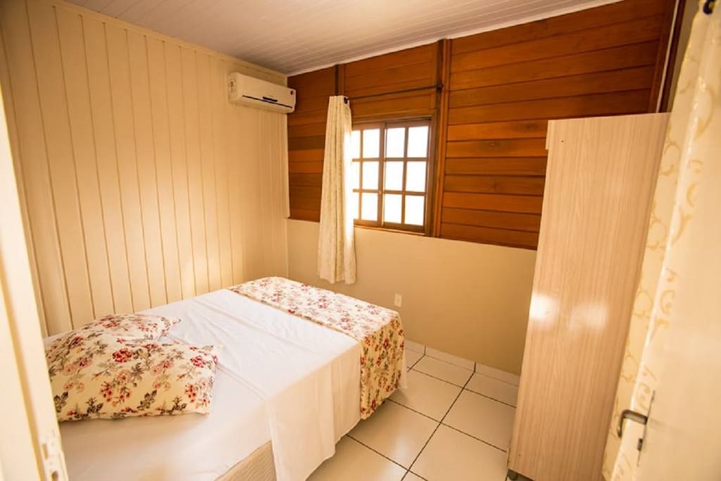 Quarto 1 , cama casal, ar condicionado