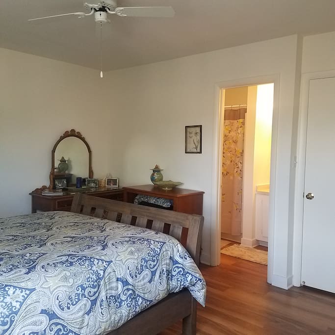 Private connecting bathroom with tub and shower, all bathroom amenities included so you can check you bag.