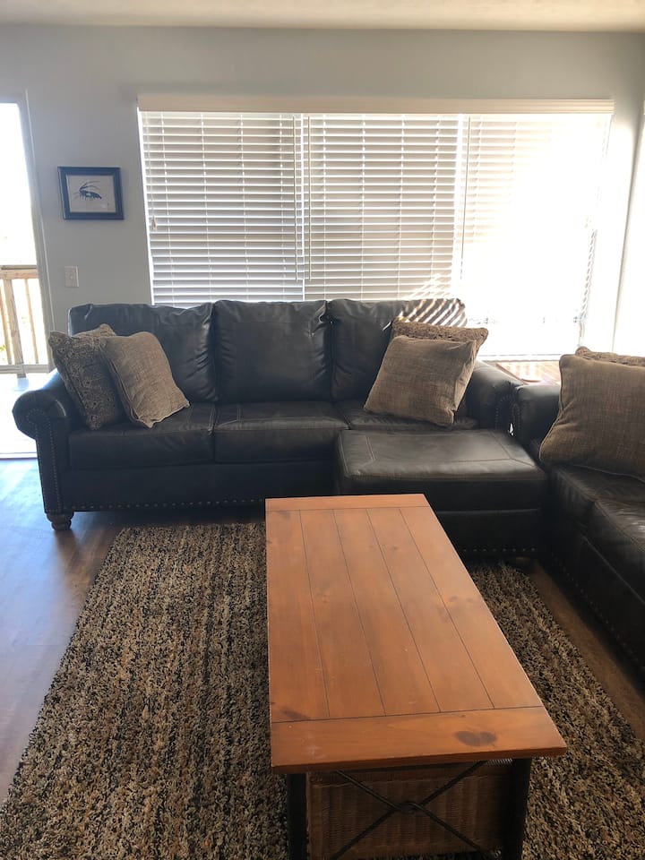 أرائك كاملة مريحة للاسترخاء. مشاهدة التلفزيون ويمكن أن ينام شخصان بشكل مريح. 