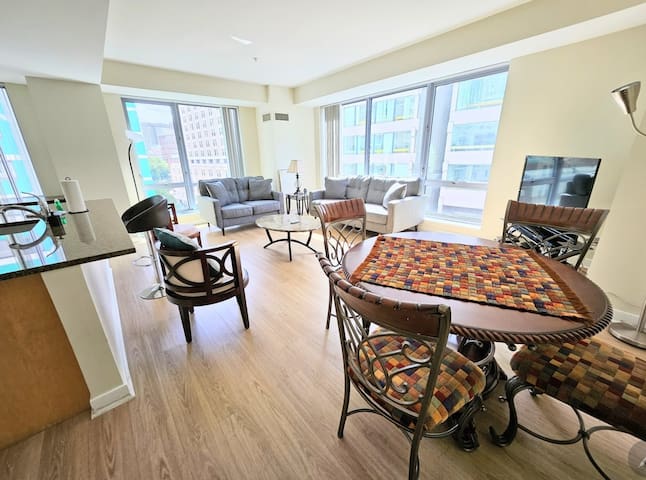 Large Modern 2 Bed Apt 2 Bath By MGH W/D in Suite