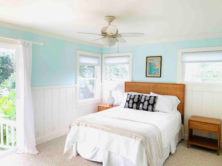 La chambre queen size se connecte au bain de lanai et de Jack et Jill.