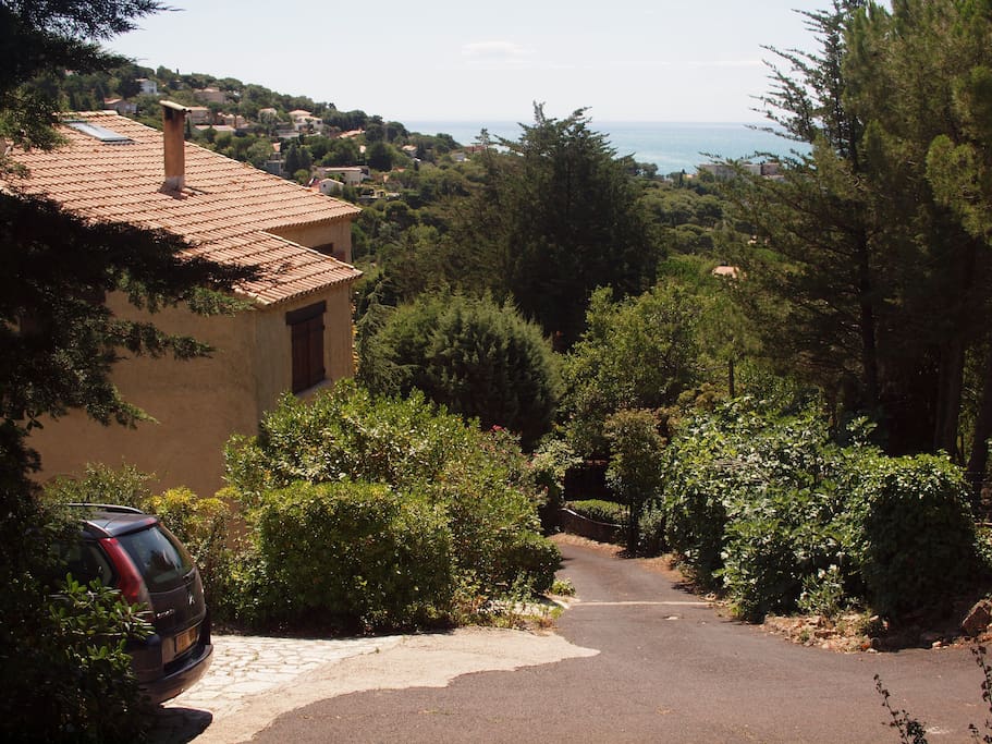 Private access to the house ...through a rather steep road