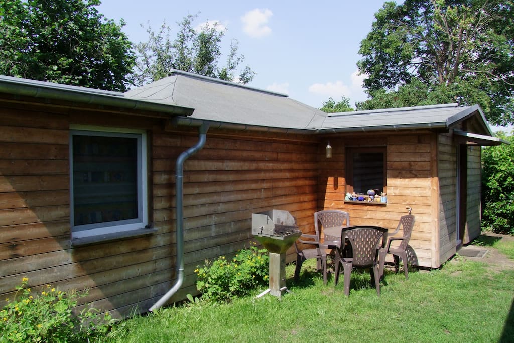 Gartenmöbel und Grillplatz variabel
