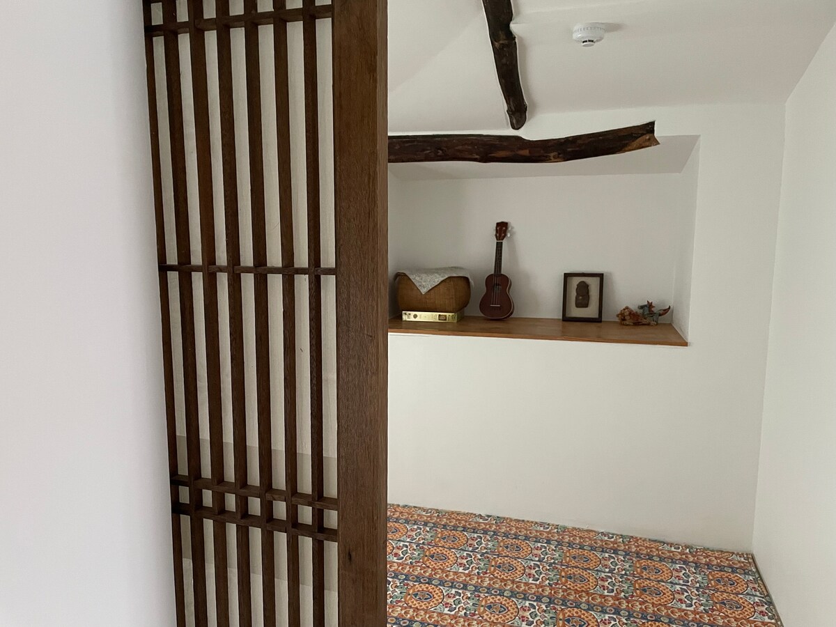 Лявата стая е място за разопаковане, а дясната стая се използва като спалня. Ако искате, можете да оставите одеяло и в двете стаи и да го използвате. 