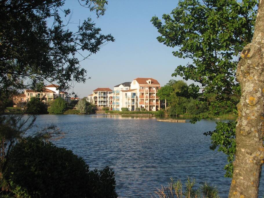 L'appartement vu depuis l'autre coté du lac