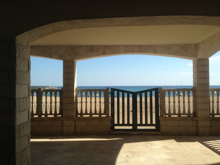 Ampio porticato con accesso diretto alla spiaggia e posto auto privato e gratuito