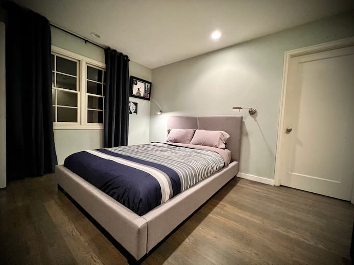 سرير بحجم كوين ، مع محطة عمل وأضواء قراءة! 