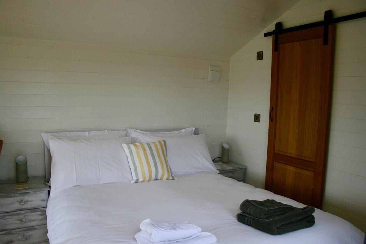 Брачен кревет (широк 180-220 см). 