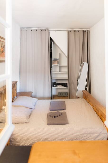 Chambre fonctionnelle, nombreux rangements, literie confortable, draps et serviettes fournies