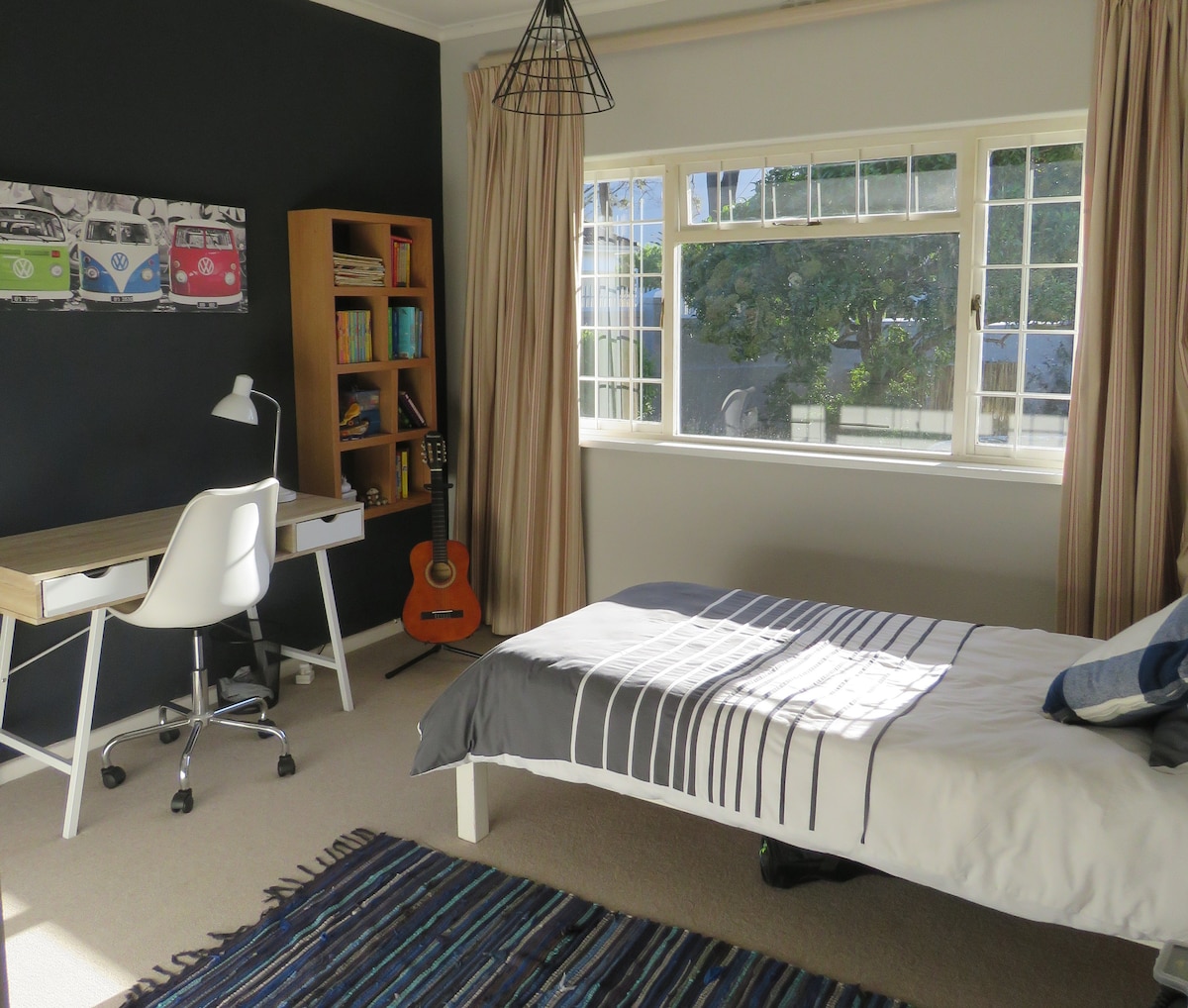 Dječja spavaća soba br. 3 s krevetom za jednu osobu i radnim stolom.