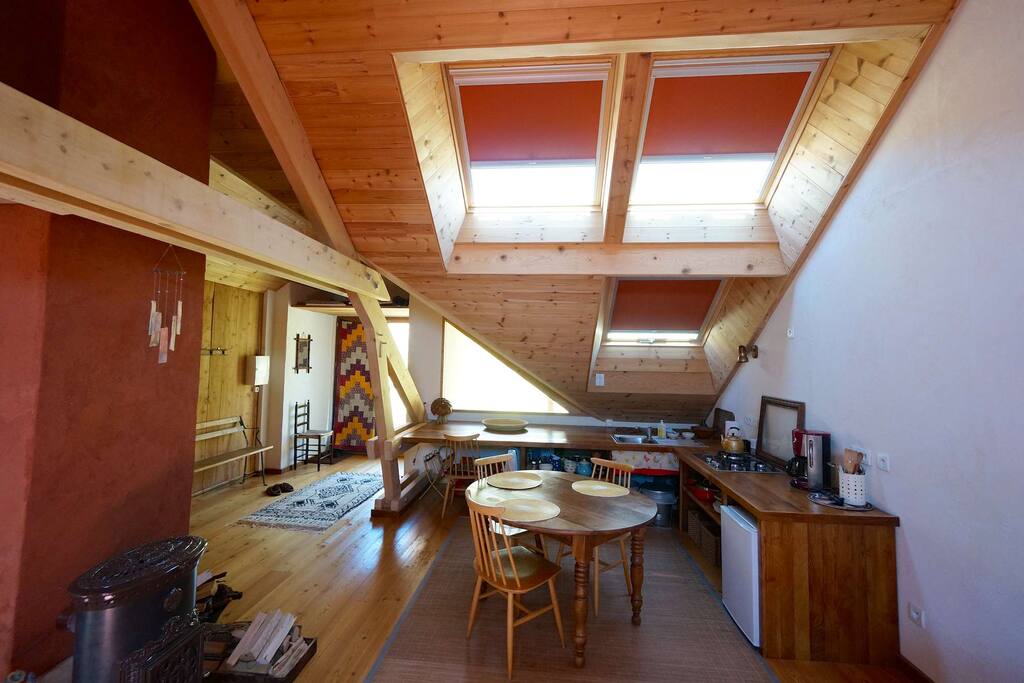 Stores velux occultants et rideaux pour la nuit.