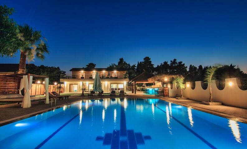 Pegasos luxury Villa gallery image 2