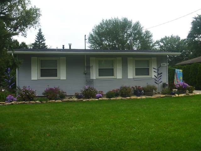 Irish Hills Cottage On Vineyard Lake Private Dock Cottages For