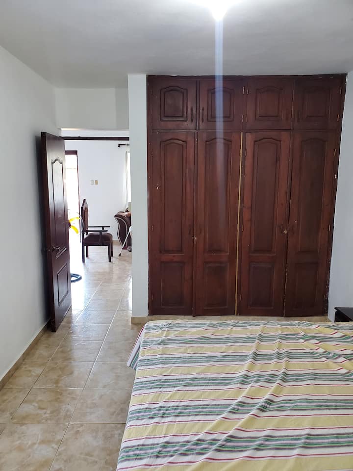 Menšia manželská posteľ so šatníkom a zrkadlom, ako aj kobercom. Užite si odpočinok a buďte vítaní.