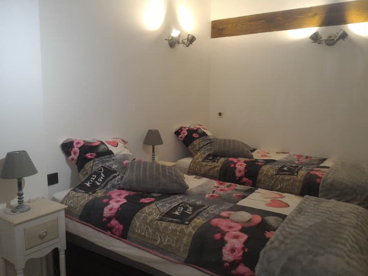 غرفة النوم رقم3 طابق
1 سرير مزدوج 180*190
أو سريران مفردان 90*190