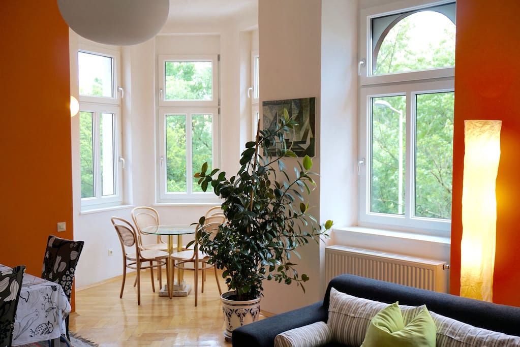 Wohnzimmer mit Cafehaustisch im Erker. Von hier hat man den Blick auf das Wahrzeichen von Graz, den Schoßberg.