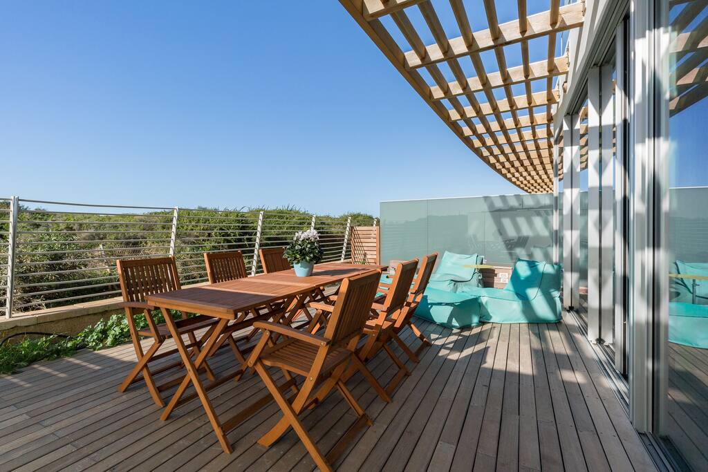 Balcony with outdoor seating area (6 people)