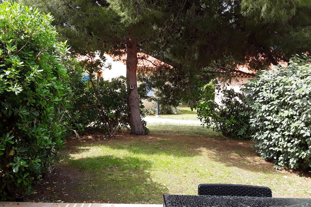 Jardin privatif à l ombre des pins pour repas au frais