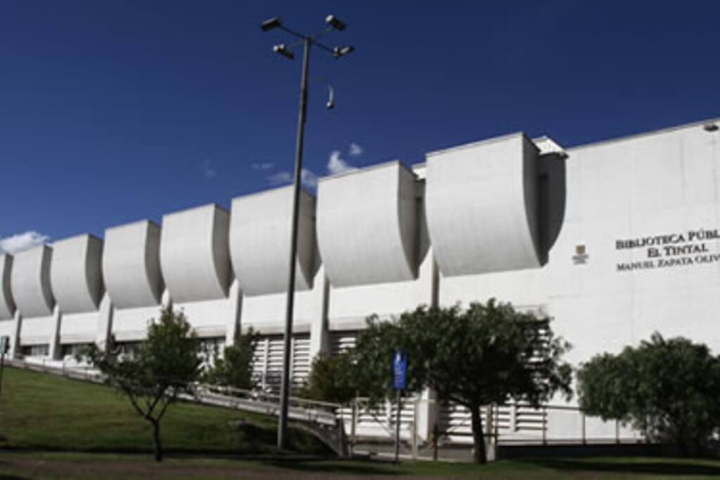 Biblioteca Publica El Tintal, a diez minutos del lugar de residencia.