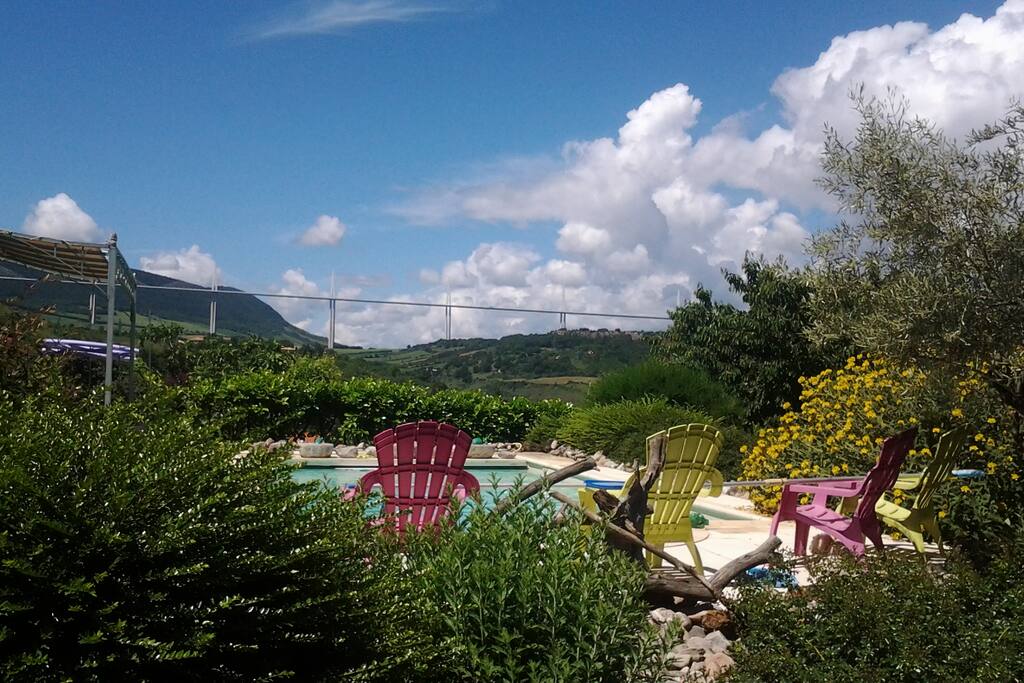 Espace piscine face viaduc