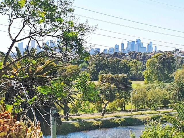 Hillside Retreat with CBD and River Views gallery image 4