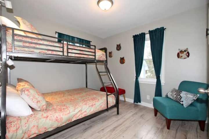 Chumba cha kulala 3, Kitanda cha Bunk na Kitanda cha Watu Wawili na Kitanda Kimoja