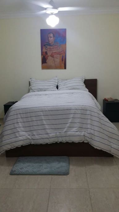 Habitación amplia, cómoda cama. Un clóset!