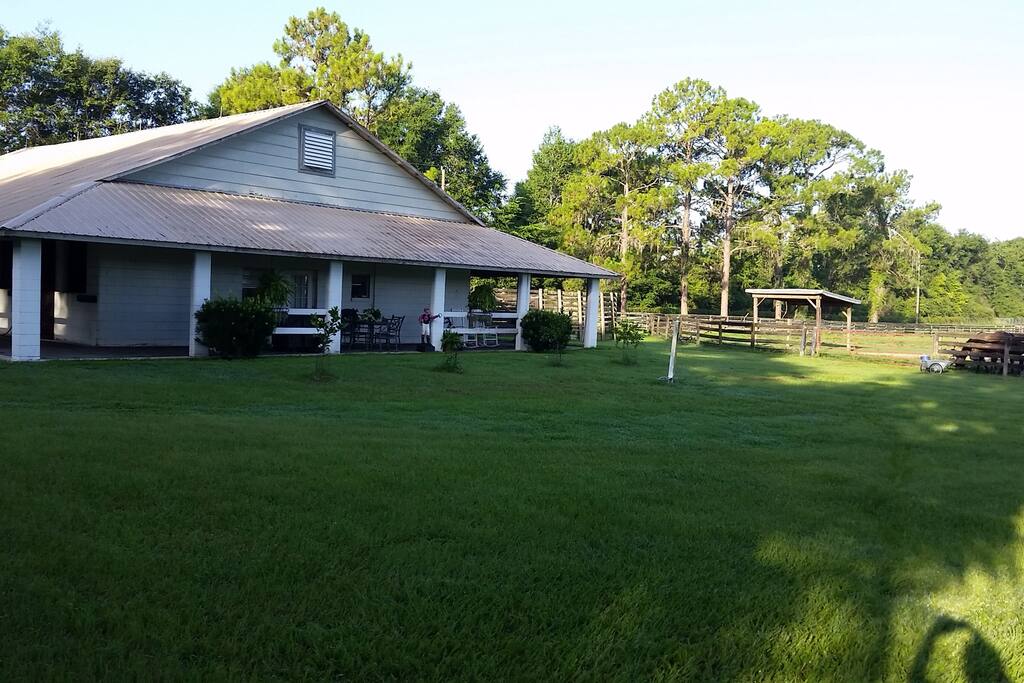 The covered 8 stall barn