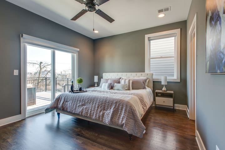 Glamorous Dtown/RFTOP Deck/10 Beds/2nd Home Option gallery image 4