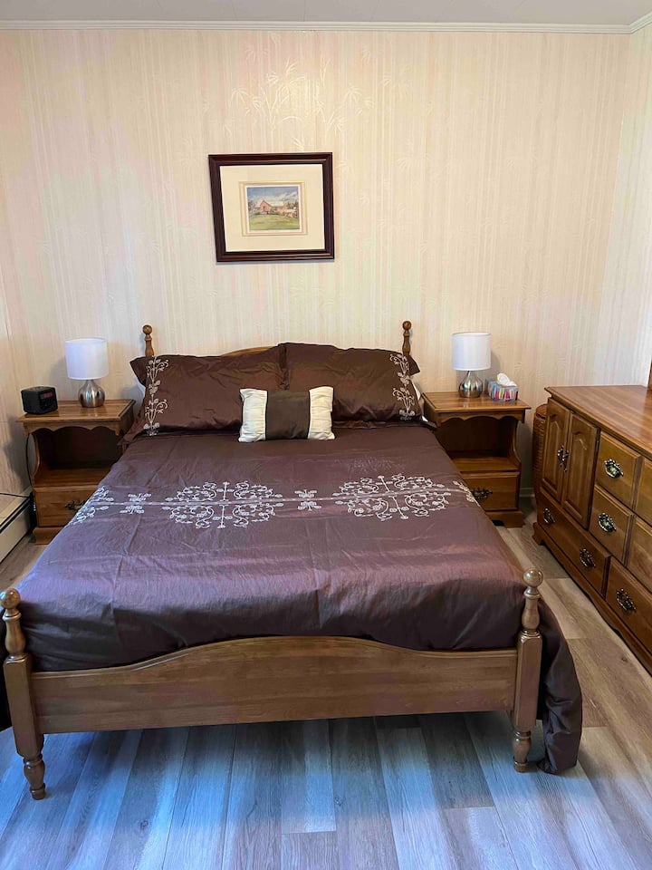 2nd bedroom on main floor with double bed