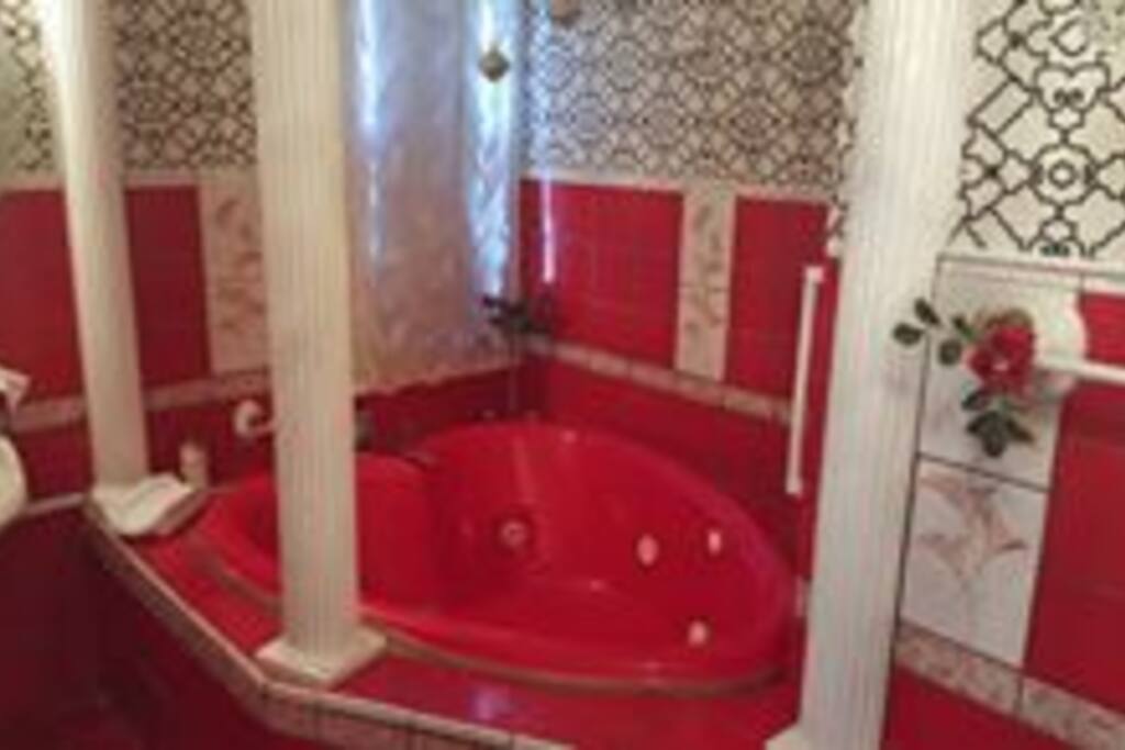 Jacuzzi Tub in Diamonds & Pearls
