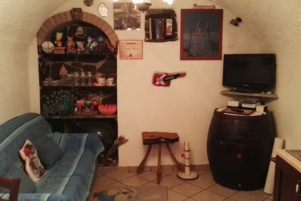 Tv con divano letto