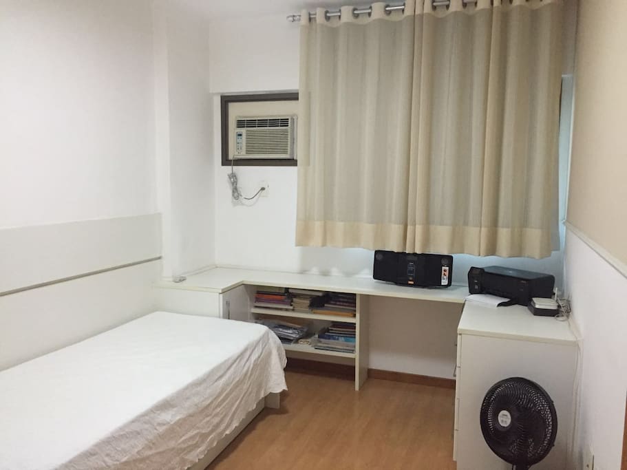 Quarto com cama BOX E AR CONDICIONADO
