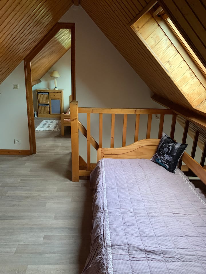 Სძინავს 5 მაღლა 
Ერთი ორადგილიანი საწოლი და ერთი ლეიბი იატაკზე დამატებითი დასაძინებლად ოთახში და ერთი გამოსაწევი საწოლი ანტრესოლში 