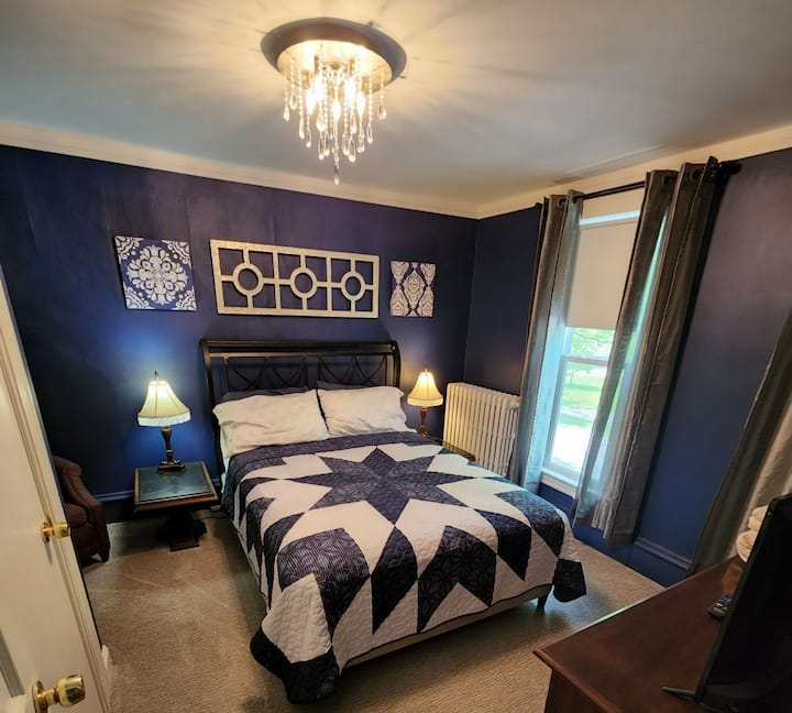 Спалня на горното ниво с дрешник и голямо двойно легло. 