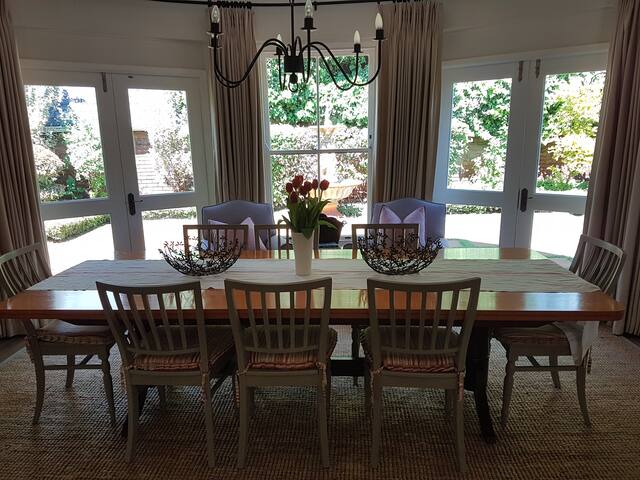 5 bedroom holiday home to rent in Cape Town gallery image 5