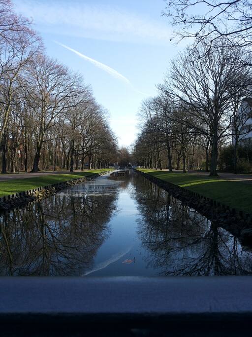 Direkt neben dem Haus lädt ein Kanal zum Spatzier