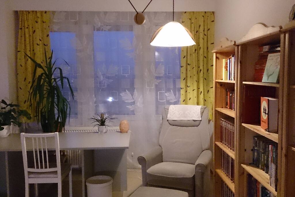 gemütlich, Ausblick aus der 7 Etage in den angrenzenden Park