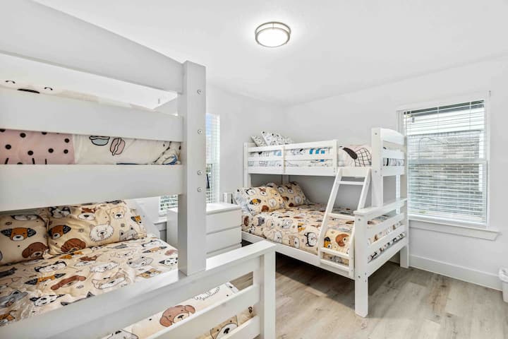 顶部有2张双层床全尺寸床垫 