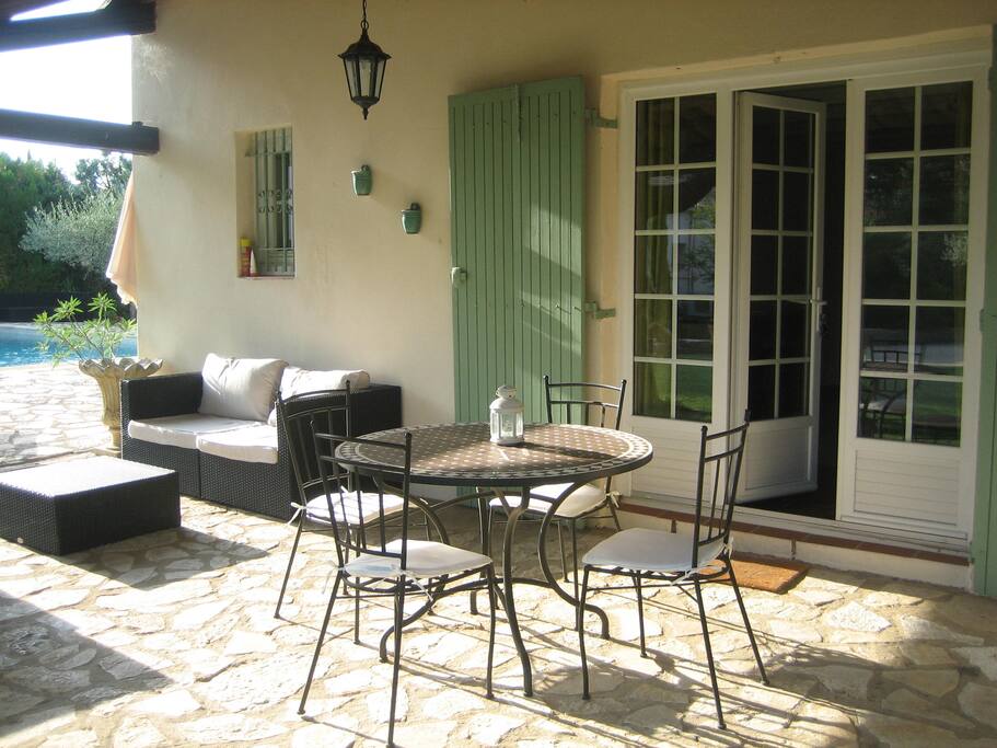 Dining outside - gas bbq supplied!