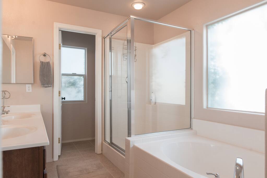 MASTER BATHROOM
Separate Shower with Large Tub