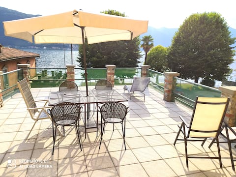 Large apartment with terrace facing Lake Iseo