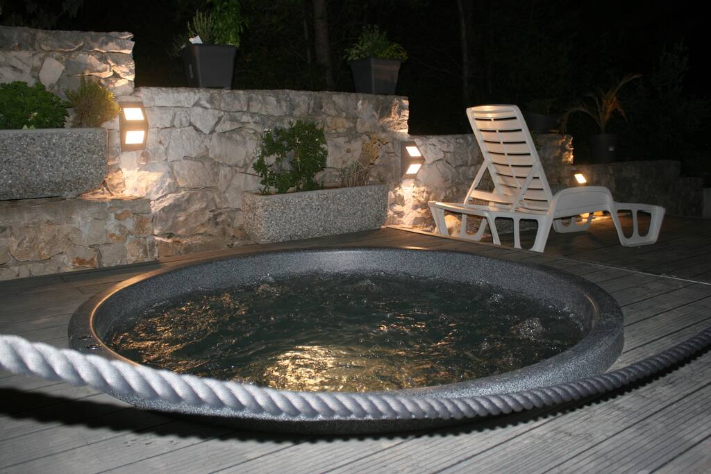 Un Hot tube pour 8 personnes avec 3 terrasses en escalier