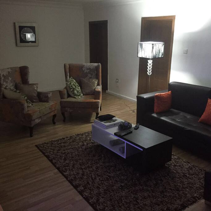 Sofa, Tv, lamps, Airconditions, Windw-blinds