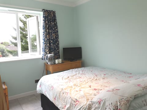 OWN Entrance SELF CONTAINED  room in countryside